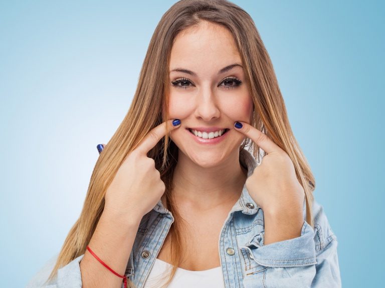 donna sorriso denti bianchi